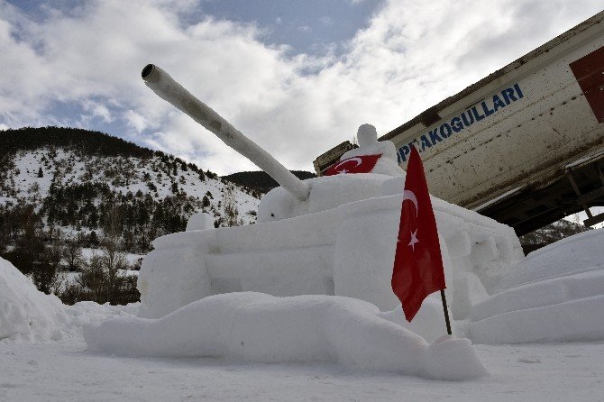 15 Temmuz’u Kardan Heykellerle Anlattı