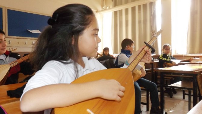 Çocukluk Hayalini Şimdi Öğrencileriyle Gerçekleştiriyor