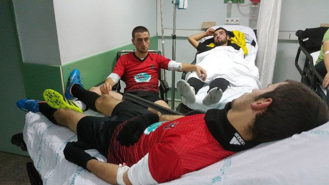 Maçta Kavga: 4 Futbolcu Yaralandı