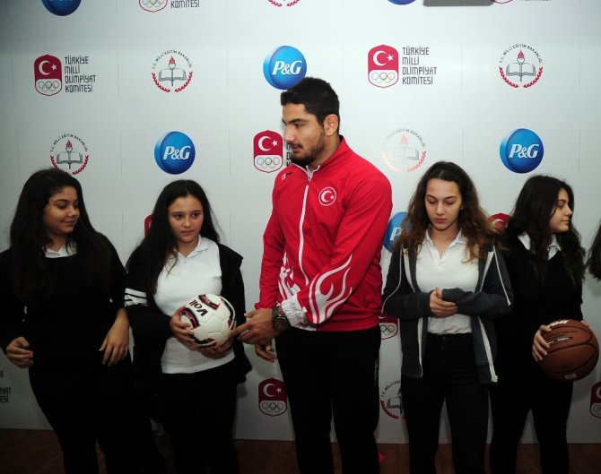 Taha Akgül’den Öğrencilere Anlamlı Jest