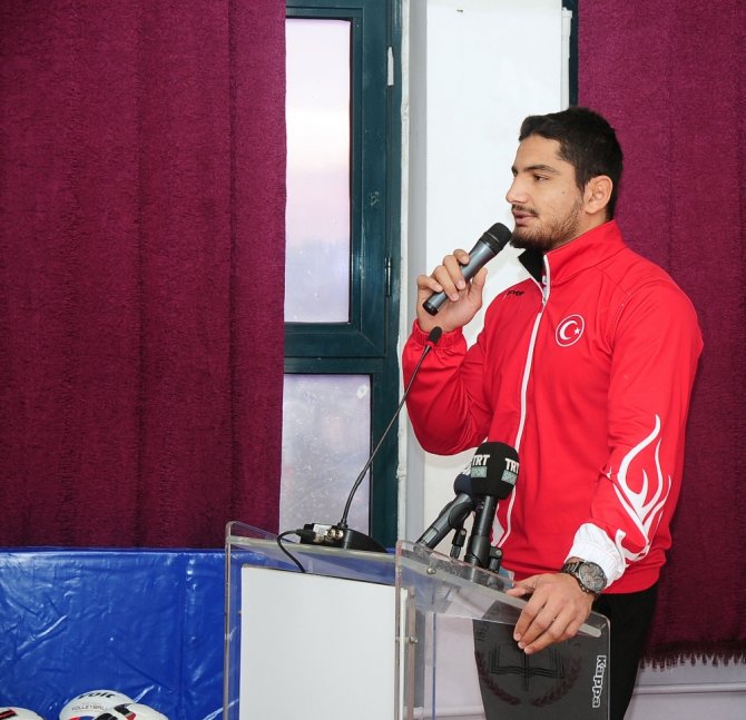 Taha Akgül’den Öğrencilere Anlamlı Jest