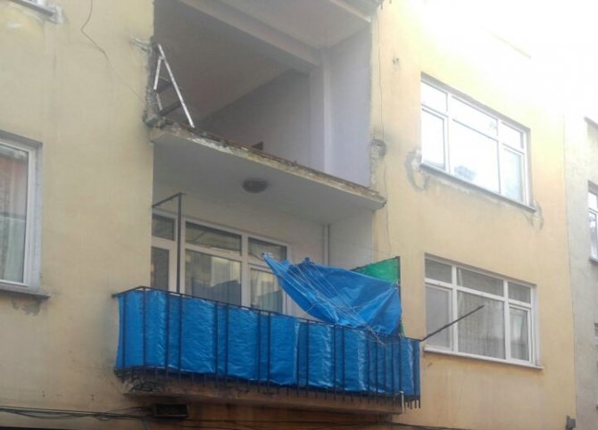 Balkon Çöktü: 3 Yaralı