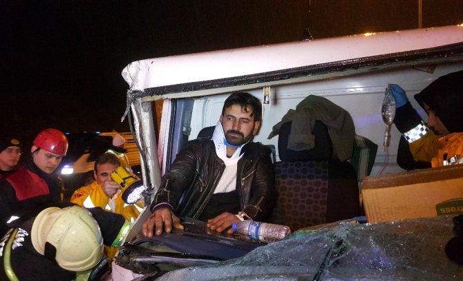 Kamyonet Tıra Çarptı: 2 Yaralı