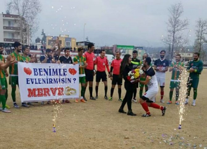Böyle Olur Futbolcunun Evlilik Teklifi