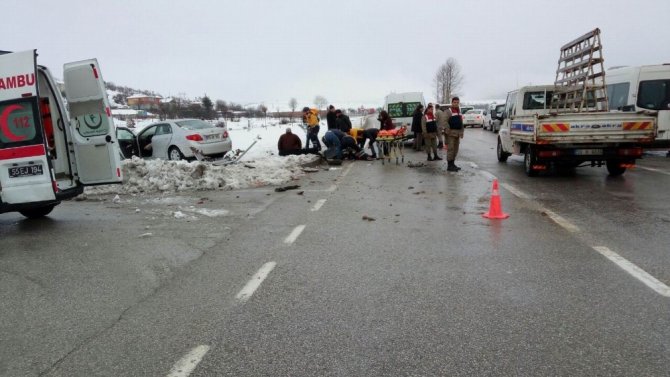 Öğrenci Servisi İle Otomobil Çarpıştı: 13 Yaralı