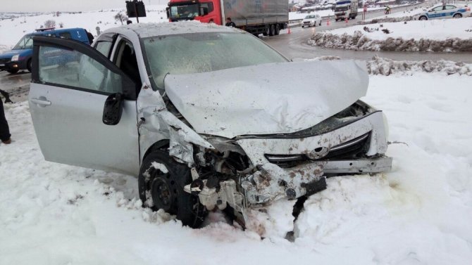 Öğrenci Servisi İle Otomobil Çarpıştı: 13 Yaralı