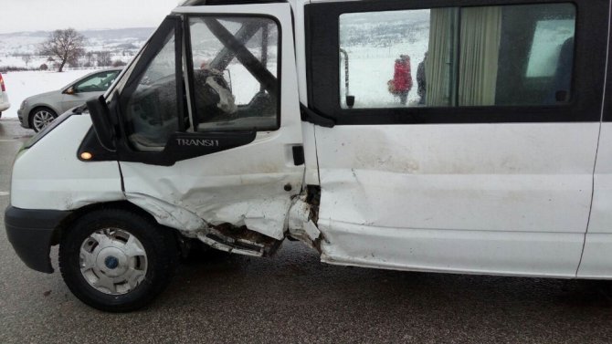 Öğrenci Servisi İle Otomobil Çarpıştı: 13 Yaralı