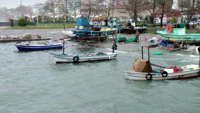 Karadeniz’de Dev Dalgalar 10 Tekneye Zarar Verdi