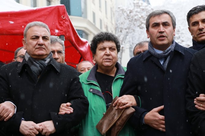 Chp’li Vekillerden Anayasa Değişiklik Teklifine Protesto