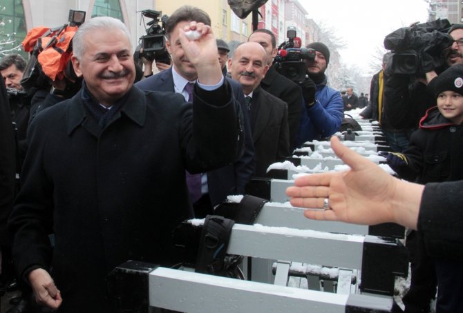 Yıldırım Küçük Kızla Kartopu Oynadı