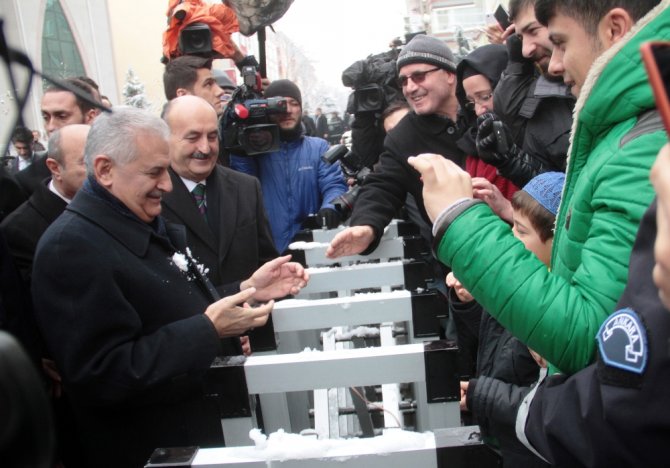Yıldırım Küçük Kızla Kartopu Oynadı