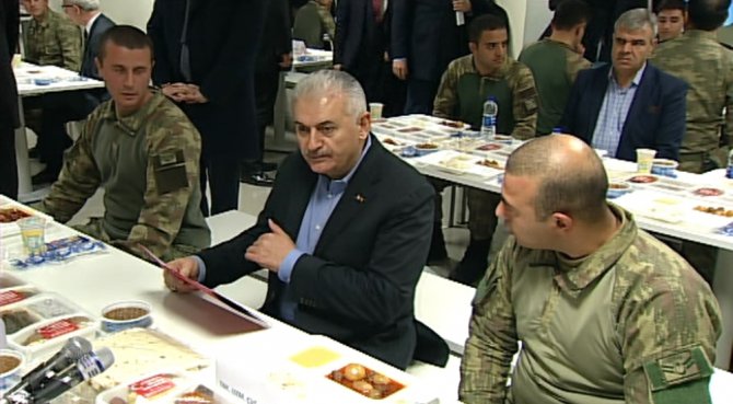 Başbakan Yıldırım Askerlerle Yemek Yedi
