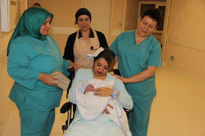 Samsun’da 2016 Yılının İlk Bebeği Saat 00.12’de Dünyaya Geldi