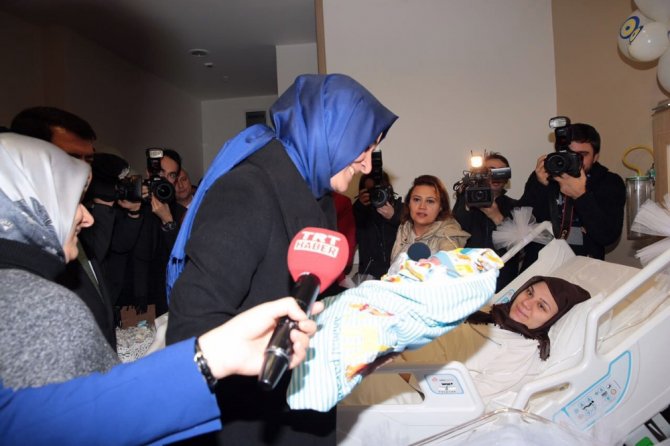 Bakan Kaya Yılın İlk Bebeğini Ziyaret Etti