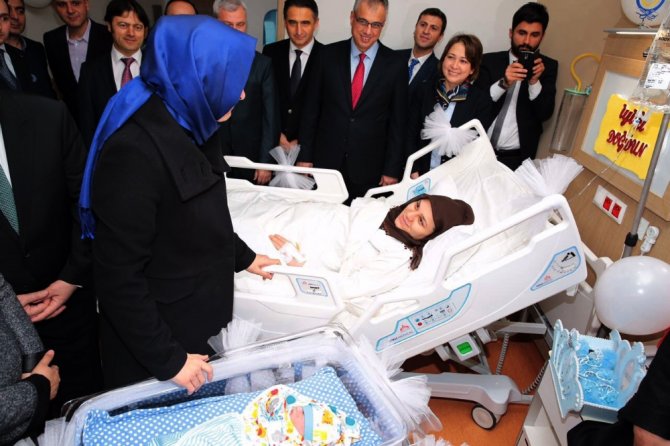 Bakan Kaya Yılın İlk Bebeğini Ziyaret Etti