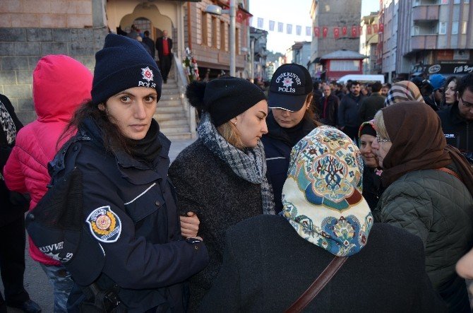 İstanbul’daki Saldırıda Hayatını Kaybeden Trabzonlu Genç Son Yolculuğuna Uğurlandı
