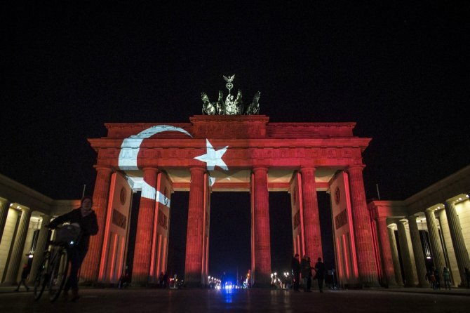 Brandenburg Kapısına Türk Bayrağı Yansıtıldı