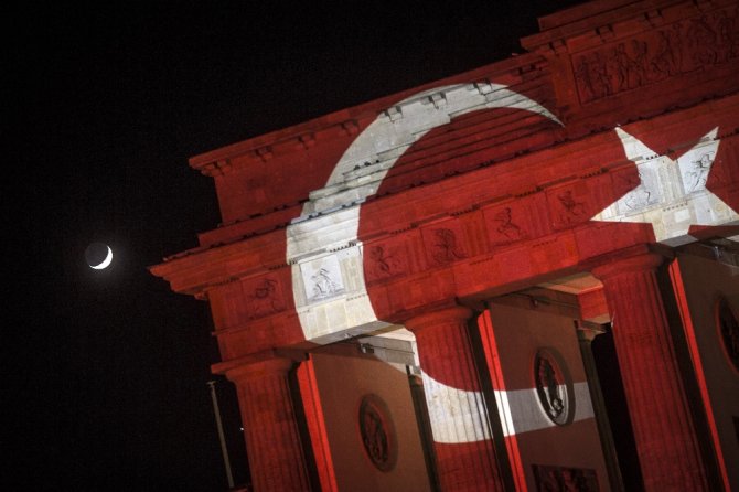 Brandenburg Kapısına Türk Bayrağı Yansıtıldı