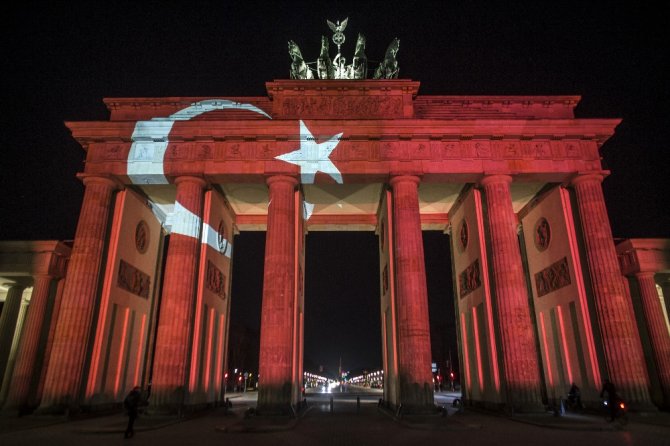 Brandenburg Kapısına Türk Bayrağı Yansıtıldı