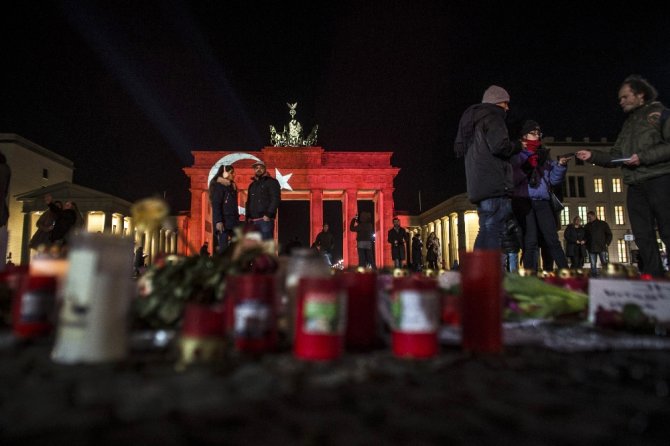 Brandenburg Kapısına Türk Bayrağı Yansıtıldı