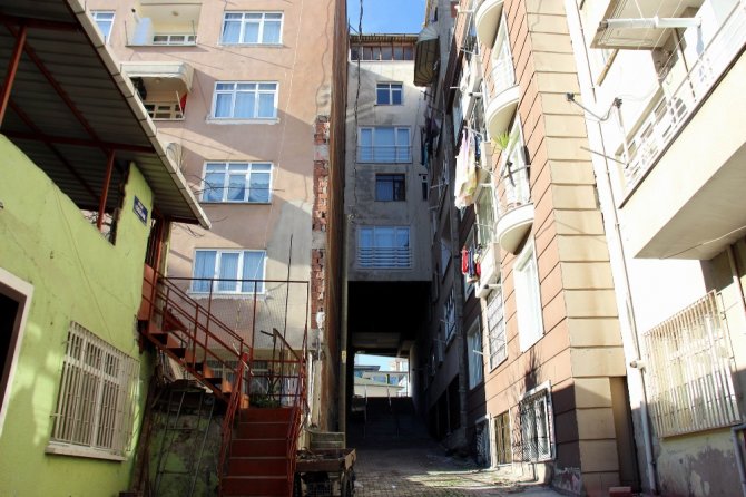 5 Katlı Binanın Altından Sokak Geçiyor