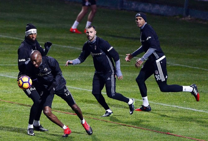 Beşiktaş Yağmur Altında Çalıştı