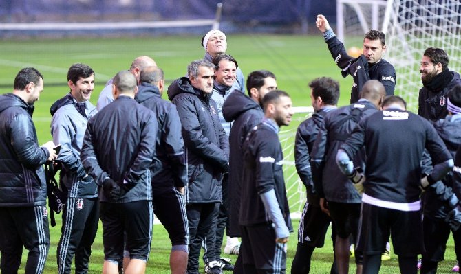 Beşiktaş Yağmur Altında Çalıştı