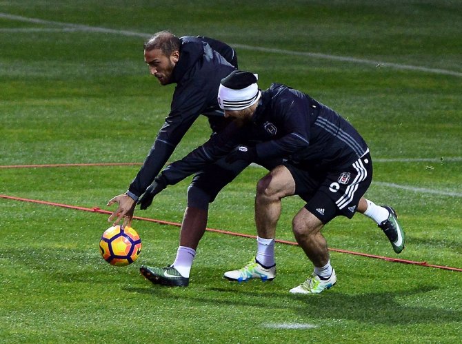 Beşiktaş Yağmur Altında Çalıştı