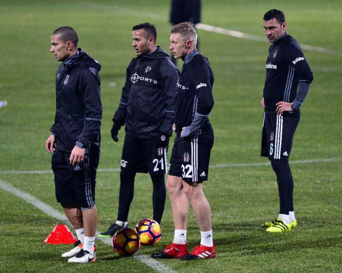 Beşiktaş Yağmur Altında Çalıştı