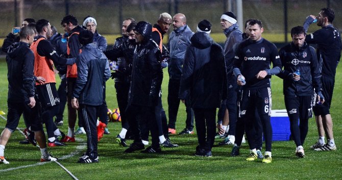 Beşiktaş Yağmur Altında Çalıştı