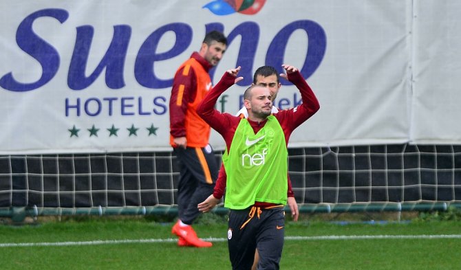 Galatasaray Yağmur Altında Çalıştı