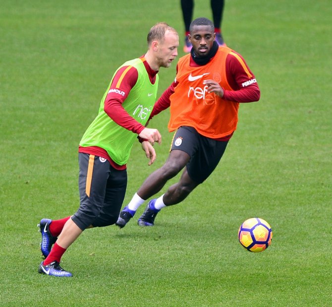 Galatasaray Yağmur Altında Çalıştı