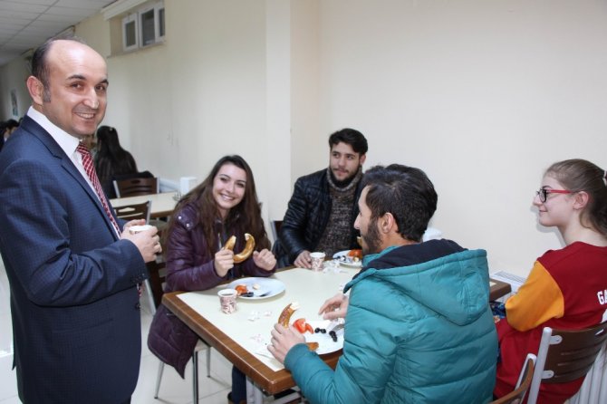 Rektörden Finallere Hazırlanan Öğrencilere Çay-simit İkramı