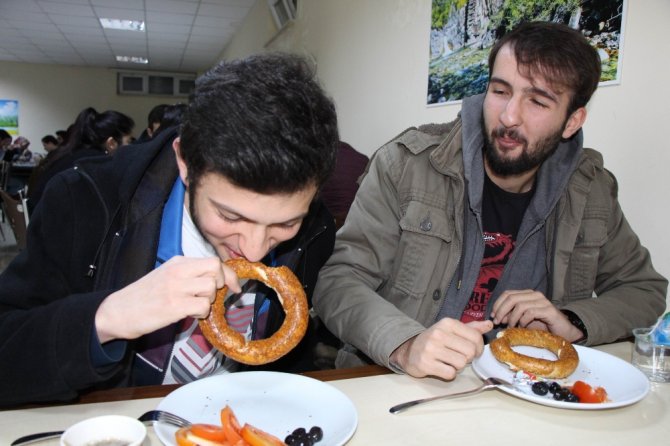 Rektörden Finallere Hazırlanan Öğrencilere Çay-simit İkramı