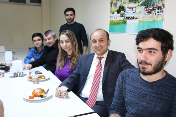 Rektörden Finallere Hazırlanan Öğrencilere Çay-simit İkramı