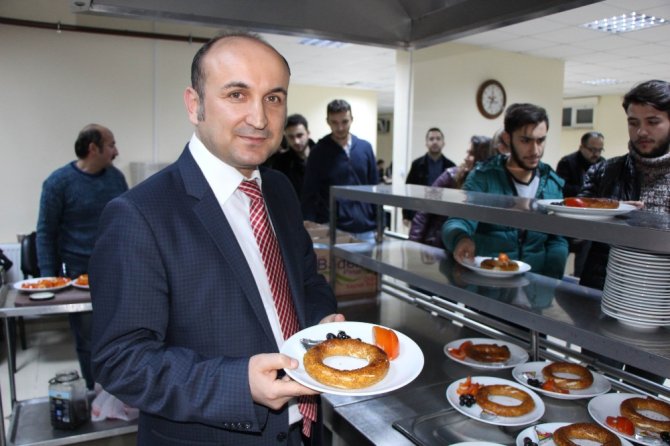Rektörden Finallere Hazırlanan Öğrencilere Çay-simit İkramı