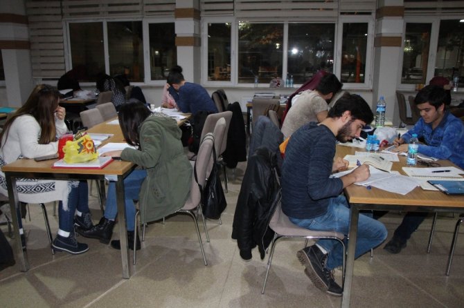 Rektörden Finallere Hazırlanan Öğrencilere Çay-simit İkramı