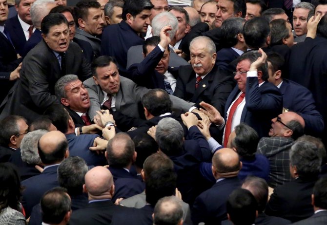 Meclis Fena Karıştı !
