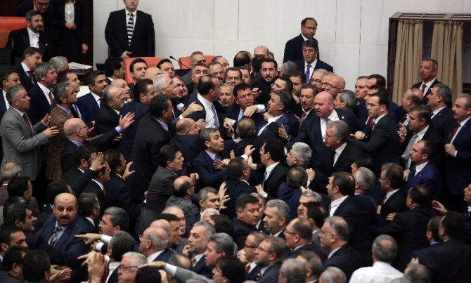 Meclis Fena Karıştı !