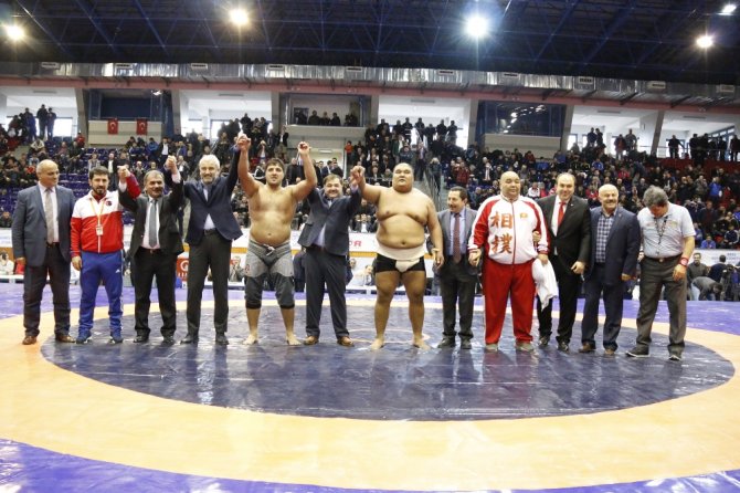 Başpehlivan Recep Kara Asya Sumo Şampiyonunu Tuş Etti