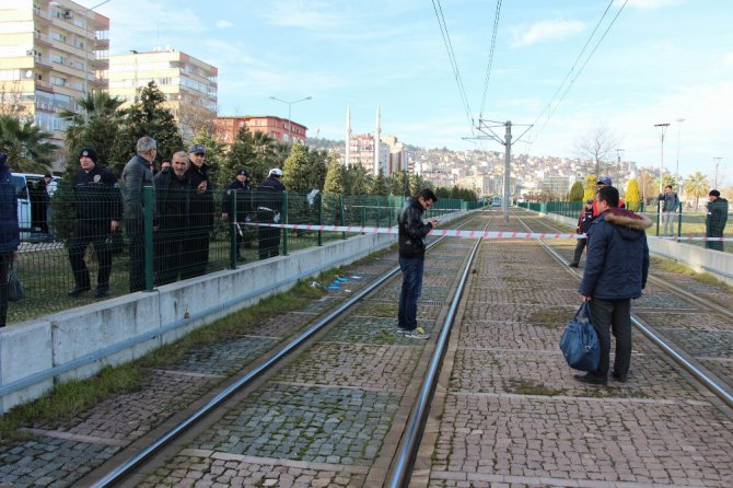 Tel Örgülerin Üzerinde Atladı, Tramvayın Altında Kaldı