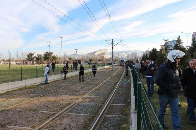Tel Örgülerin Üzerinde Atladı, Tramvayın Altında Kaldı