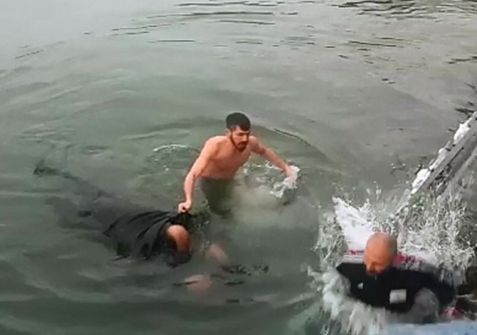 Bir Haftada Boğulma Tehlikesi Geçiren 2 Kişiyi Kurtardı