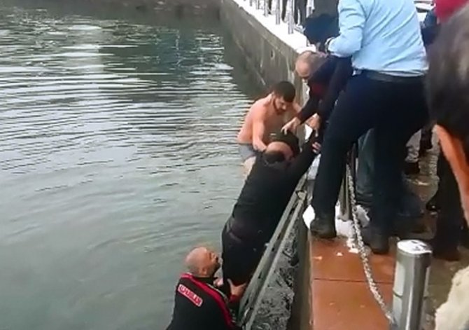 Bir Haftada Boğulma Tehlikesi Geçiren 2 Kişiyi Kurtardı