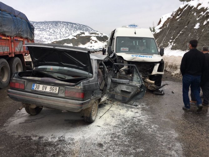 Yolcu Minibüsü İle Otomobil Çarpıştı: 1 Ölü, 6 Yaralı