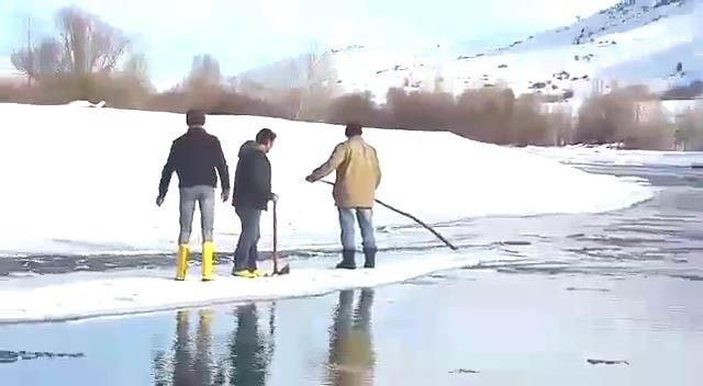 Buzdan Sal Yapıp Nehrin Karşısına Geçtiler