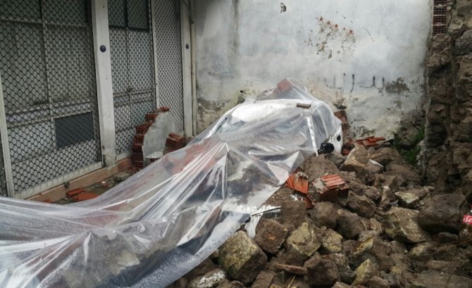 İzmir’de Bina Duvarı 3 Aracın Üzerine Yıkıldı