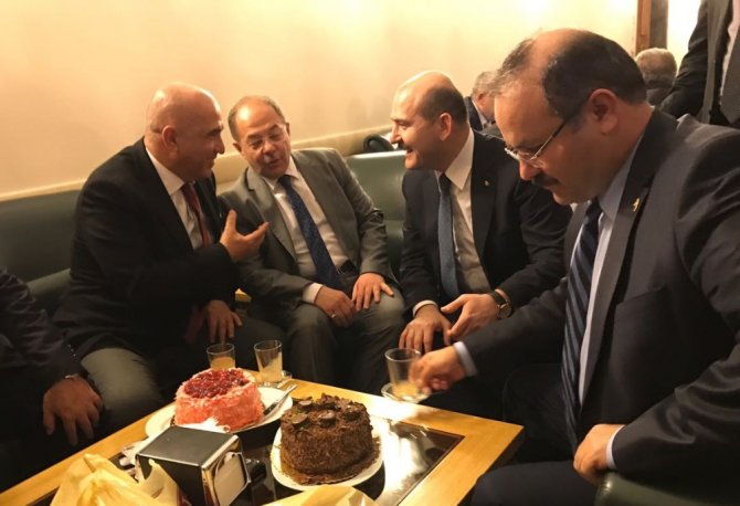 Görüşmelerde Doğum Günü Kutlaması