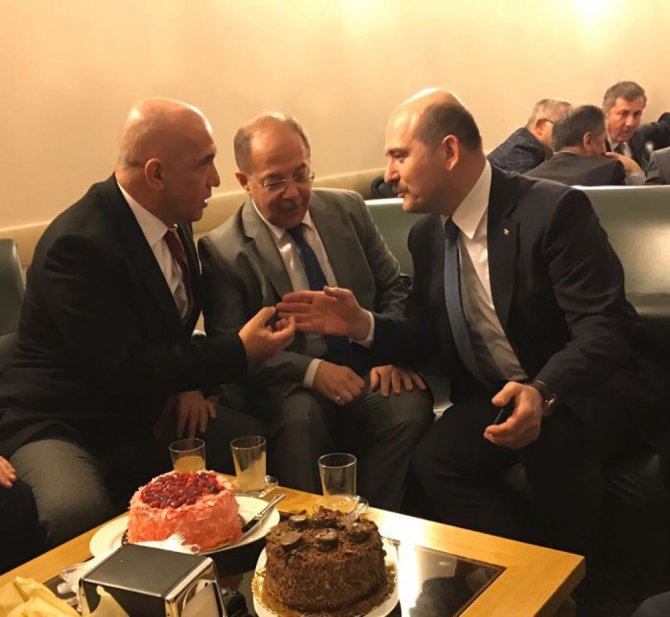 Görüşmelerde Doğum Günü Kutlaması