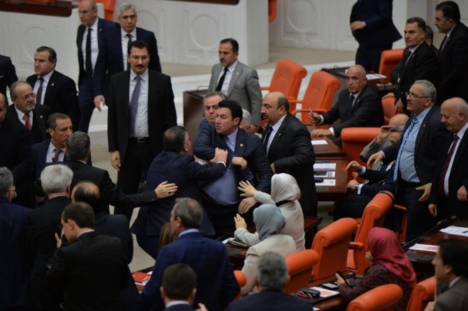 Meclis Karıştı
